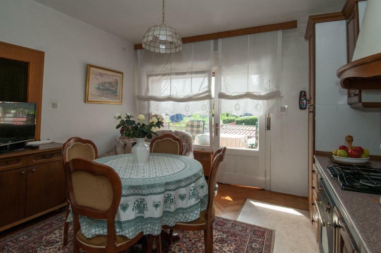 Apartmani Nives Ловран Екстер'єр фото